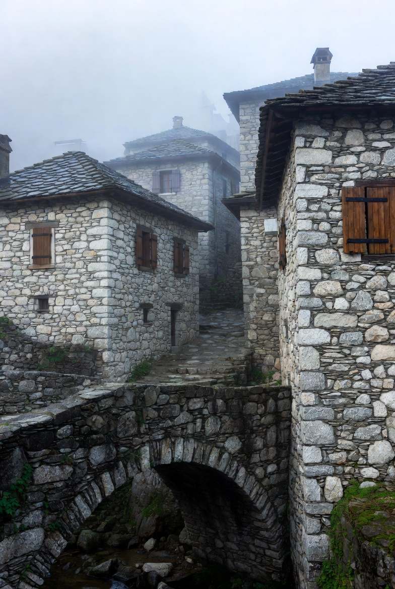 Πέτρινα σπίτια και καλντερίμι σε χωριό του Πωγωνίου