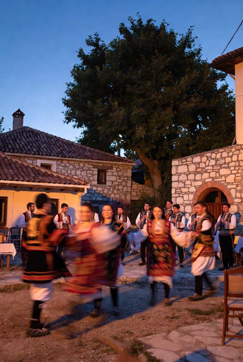 Νυχτερινό γλέντι σε πλατεία χωριού με μουσικούς (προσωρινή απεικόνιση)