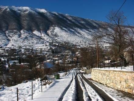 Χιονισμένη Πωγωνιανή με το βουνό Μπουζόβο