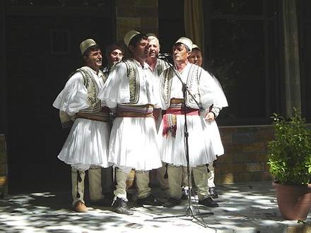 Πολυφωνικός όμιλος με παραδοσιακές φορεσιές