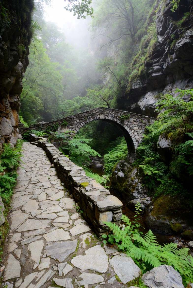 Πέτρινο τοξωτό γεφύρι σε καταπράσινο φαράγγι (προσωρινή απεικόνιση)